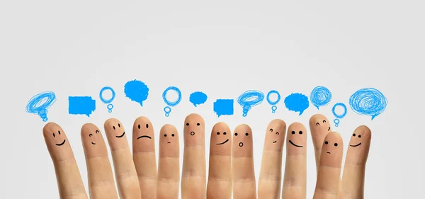 快乐集团的手指表情与社会聊天标志和语音泡沫. — 图库照片