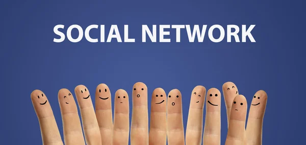 Boldog csoport ujj smiley szociális chat jel és a beszéd buborékok. — Stock Fotó