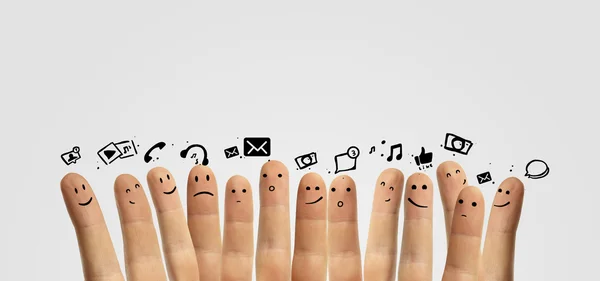 Ευτυχισμένη ομάδα δάχτυλο φατσούλες με φυσαλίδες σημάδι και ομιλία κοινωνική συνομιλίας. — Φωτογραφία Αρχείου