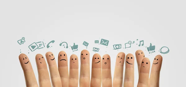 Grupo feliz de sorrisos de dedo com sinal de chat social e bolhas de fala . — Fotografia de Stock