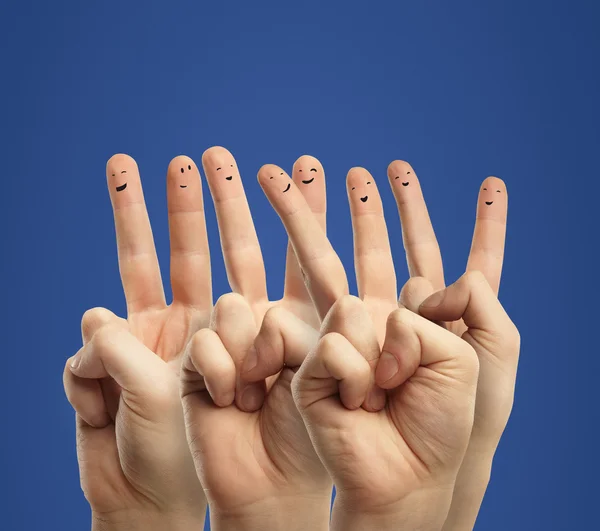 Gelukkig groep vinger smileys met sociale praatjebellen teken en spraak. — Stockfoto