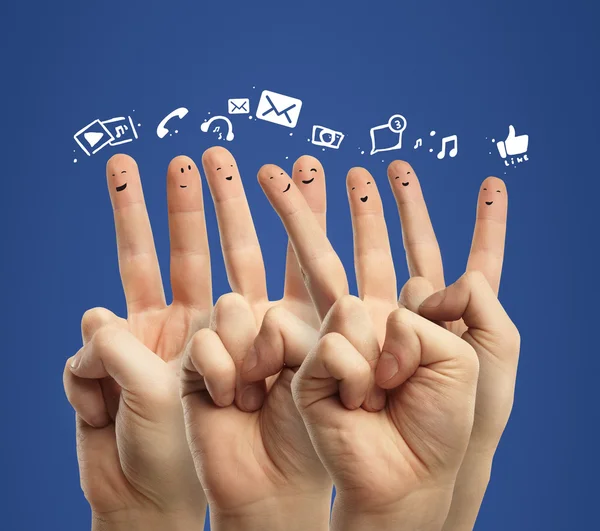 Gelukkig groep vinger smileys met sociale praatjebellen teken en spraak. — Stockfoto
