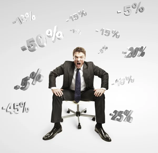 Man schreeuwen en zittend op een stoel onder vallende procenten tekenen — Stockfoto
