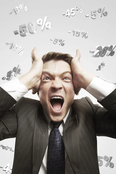 Hombre gritando fuerte bajo la caída de porcentajes signos por encima de su cabeza — Foto de Stock