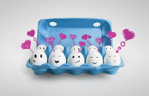 Gruppo di felici uova sorridenti con amore cuore discorso bolle — Foto Stock