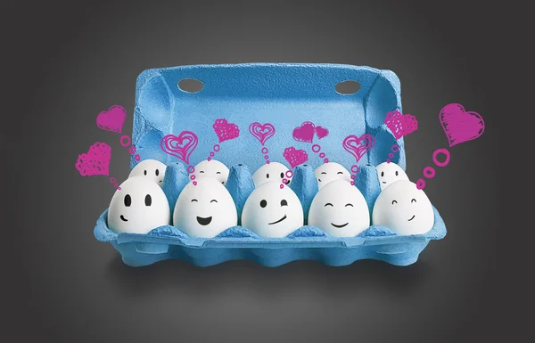 Grupo de huevos sonrientes felices con burbujas del habla del corazón del amor — Foto de Stock