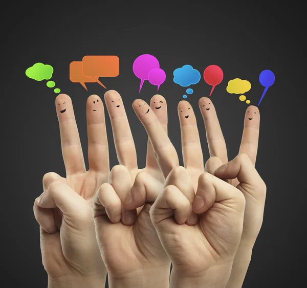 Glad grupp av finger smileys med sociala chat tecken och tal bubblor — Stockfoto