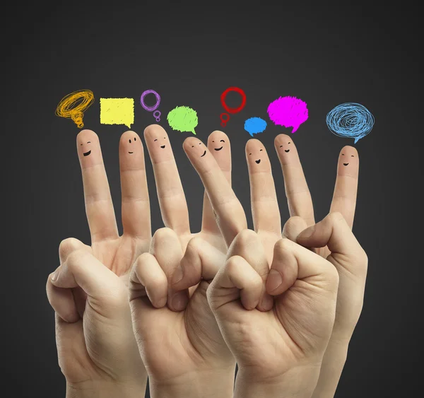 Fröhliche Gruppe von Finger-Smileys mit Social-Chat-Zeichen und Sprechblasen — Stockfoto