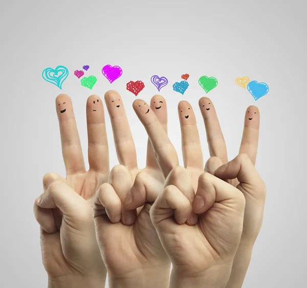 Група щасливих посмішок пальців з бульбашками серцевого мовлення — стокове фото