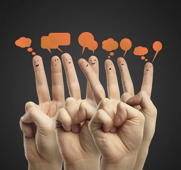 Boldog csoport ujj smiley szociális chat jel és a beszéd buborékok — Stock Fotó