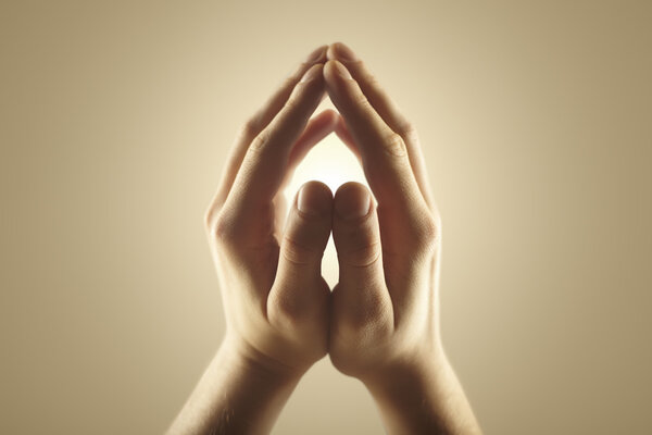 Мужские руки держат лучи сияющего света
.