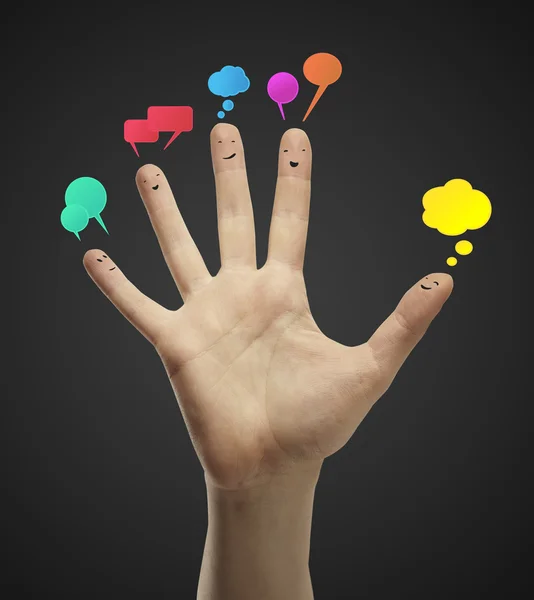 Parmak suratlar sosyal sohbet işareti ve konuşma balonları ile mutlu grup — Stok fotoğraf