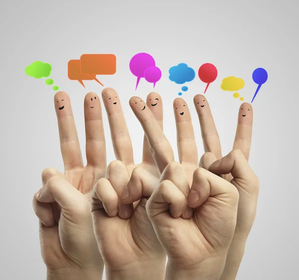 Feliz grupo de emoticonos de dedo con señal de chat social y burbujas de habla — Foto de Stock