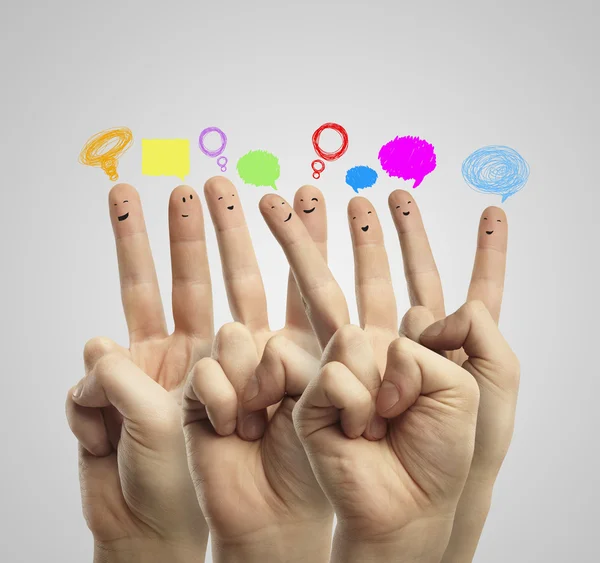 Gelukkig groep vinger smileys met sociale praatjebellen teken en spraak — Stockfoto