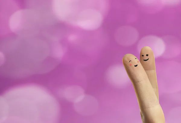 Pár objetí šťastný prsty smajlíky s láskou. — Stock fotografie
