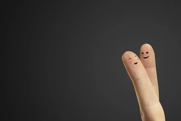Pareja abrazo de feliz dedos emoticonos con amor . — Foto de Stock