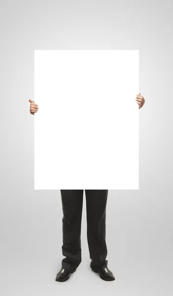 Empresario sosteniendo una pizarra blanca en blanco . —  Fotos de Stock