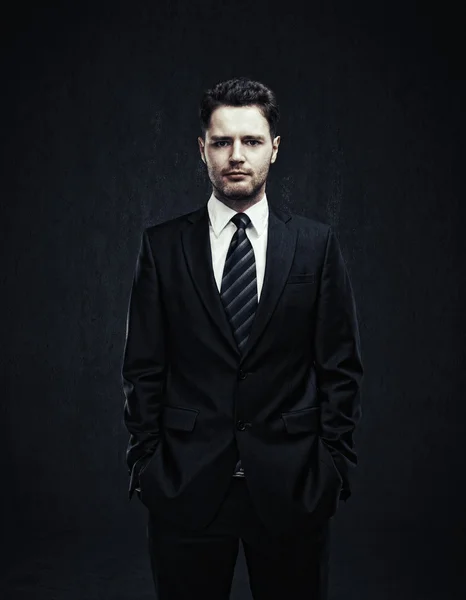 Ritratto di un giovane uomo d'affari in piedi con le mani in tasca — Foto Stock