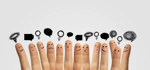 Grupo feliz de sorrisos de dedo com sinal de chat social e bolhas de fala — Fotografia de Stock