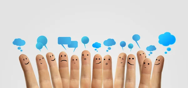 Grupo feliz de sorrisos de dedo com sinal de chat social e bolhas de fala — Fotografia de Stock