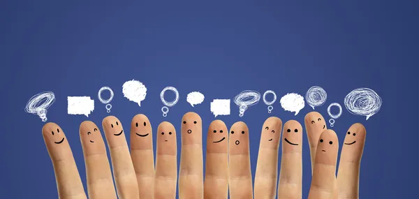 Grupo feliz de sorrisos de dedo com sinal de chat social e bolhas de fala . — Fotografia de Stock