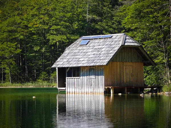 Cabaña de pesca con arreglo solar Imagen de archivo