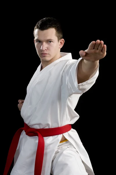 Kontrast Karate junger Kämpfer auf schwarz — Stockfoto