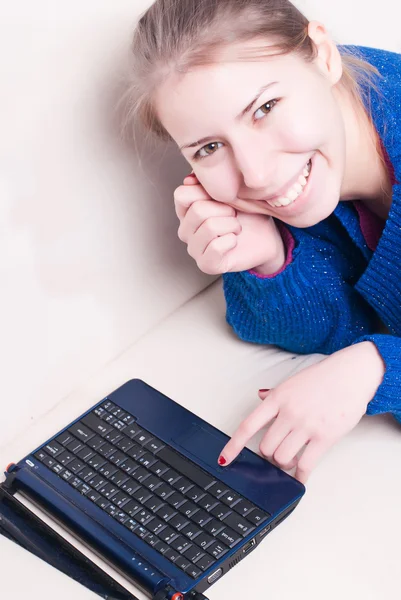 Joven hermosa mujer delante de la computadora portátil — Foto de Stock
