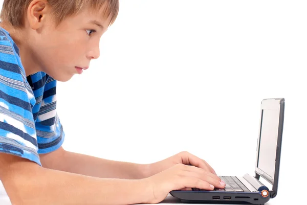 Niño delante de la computadora portátil — Foto de Stock