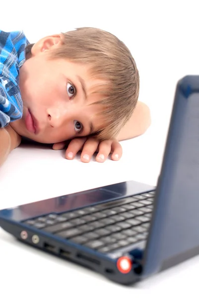 Niño mirando el ordenador portátil — Foto de Stock