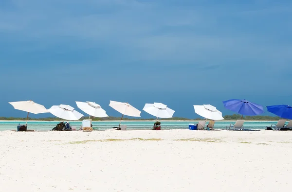 Die Sonnenschirme am Strand — Stockfoto