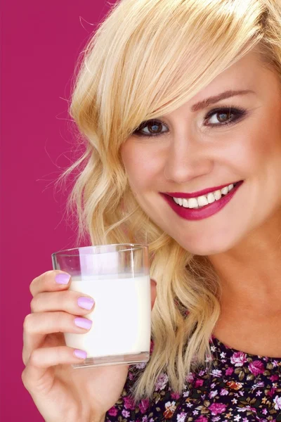 Frau trinkt Milch. — Stockfoto