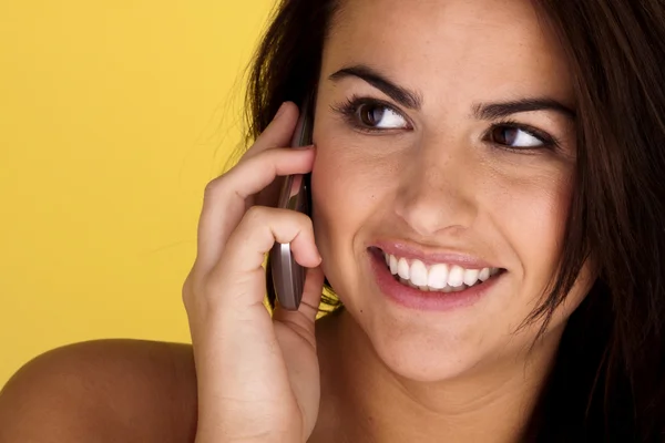 Wanita muda cantik berbicara di ponsel . — Stok Foto