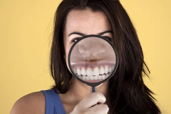 Schöne Frau zeigt ihre Zähne. — Stockfoto