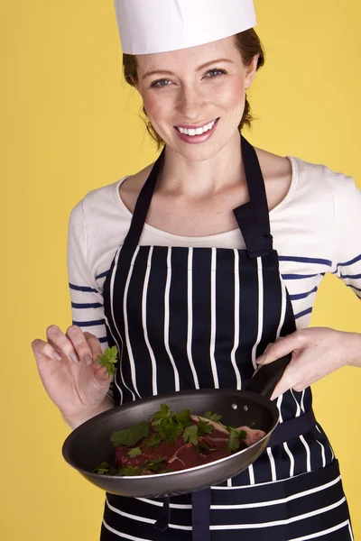 Jonge en aantrekkelijke vrouwelijke chef-kok. — Stockfoto