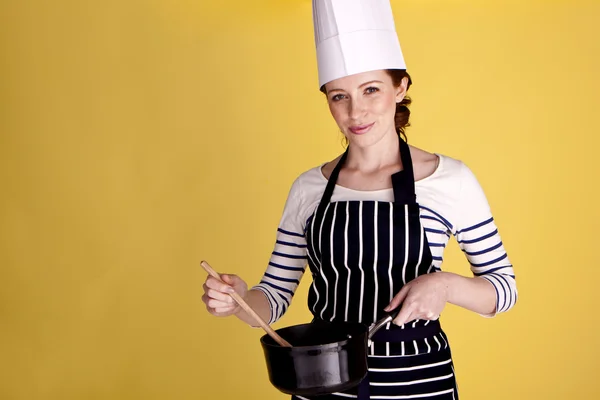 Mooie vrouwelijke chef-kok. — Stockfoto