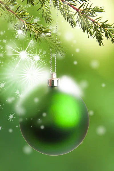 Árbol de Navidad con bola verde y estrellas — Foto de Stock