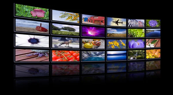 Schermi tv con riflessi su sfondo nero — Foto Stock