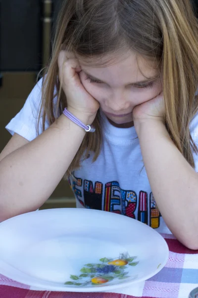 Дети за столом едят — стоковое фото