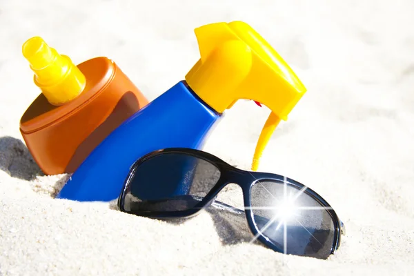 Solkräm och solglasögon — Stockfoto