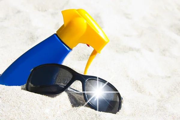 Sunscreen and sunglasses — Stock Photo, Image