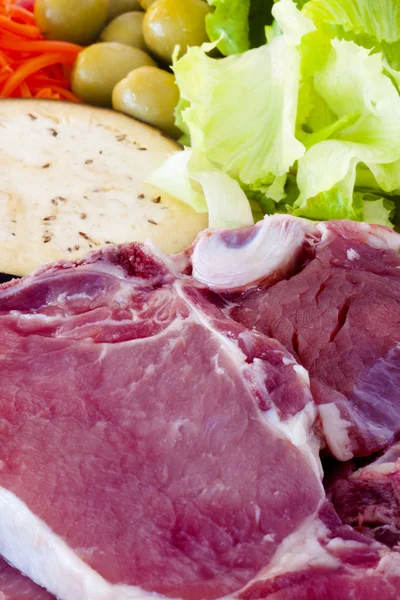 Ruwe rundvlees filet met groenten — Stockfoto