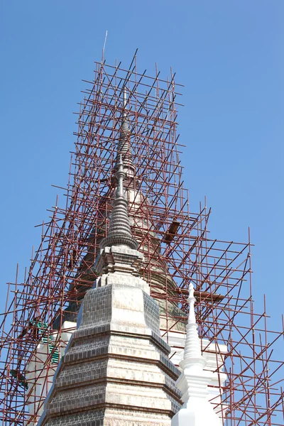 Пагода на блюзовом фоне — стоковое фото