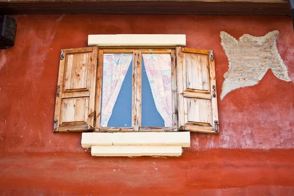 Vieja ventana en la pared roja — Foto de Stock