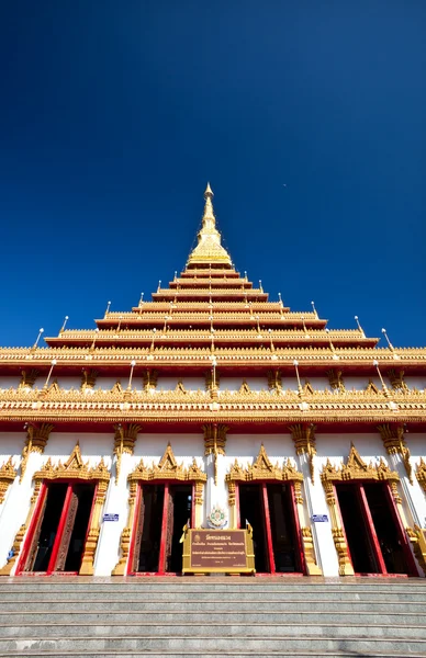 Прекрасний храм на фоні блакитного неба — стокове фото