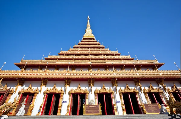 Schöner Tempel auf blauem Himmel Hintergrund — Stockfoto