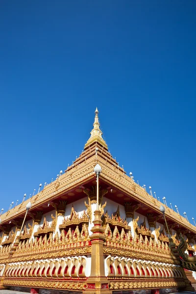 Mavi gökyüzü arka plan üzerinde güzel Tapınağı — Stok fotoğraf