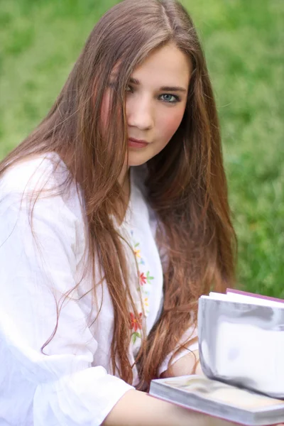Schönes ukrainisches Mädchen — Stockfoto