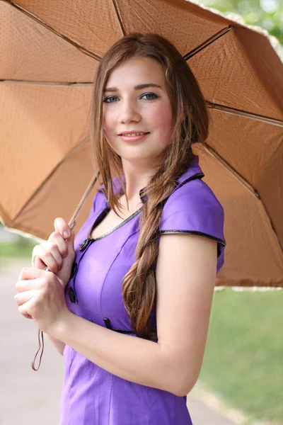 Glimlach onder paraplu — Stockfoto