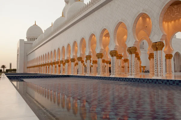 Белая мечеть — стоковое фото